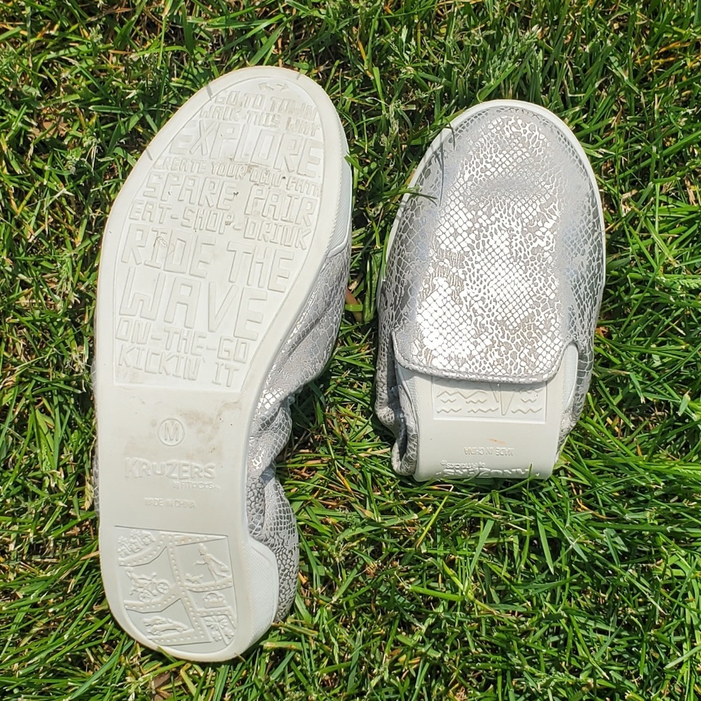 ♻️DONATED ♻️ KRUZERS   (FOLDABLE | TRAVEL FLATS)